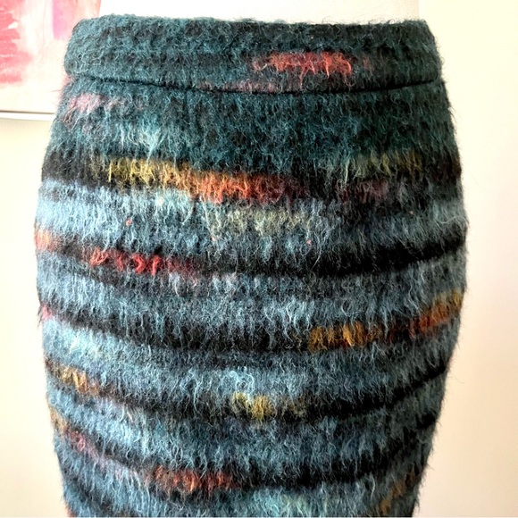 Maeve Textured Skirt • Size 2P - Picture 4 of 7